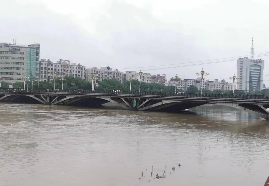 “汛”速出動(dòng)，逆雨而行